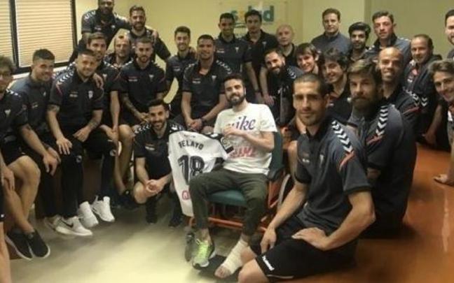 Sus compañeros de equipo apoyando a Novo tras su accidente en el hospital.