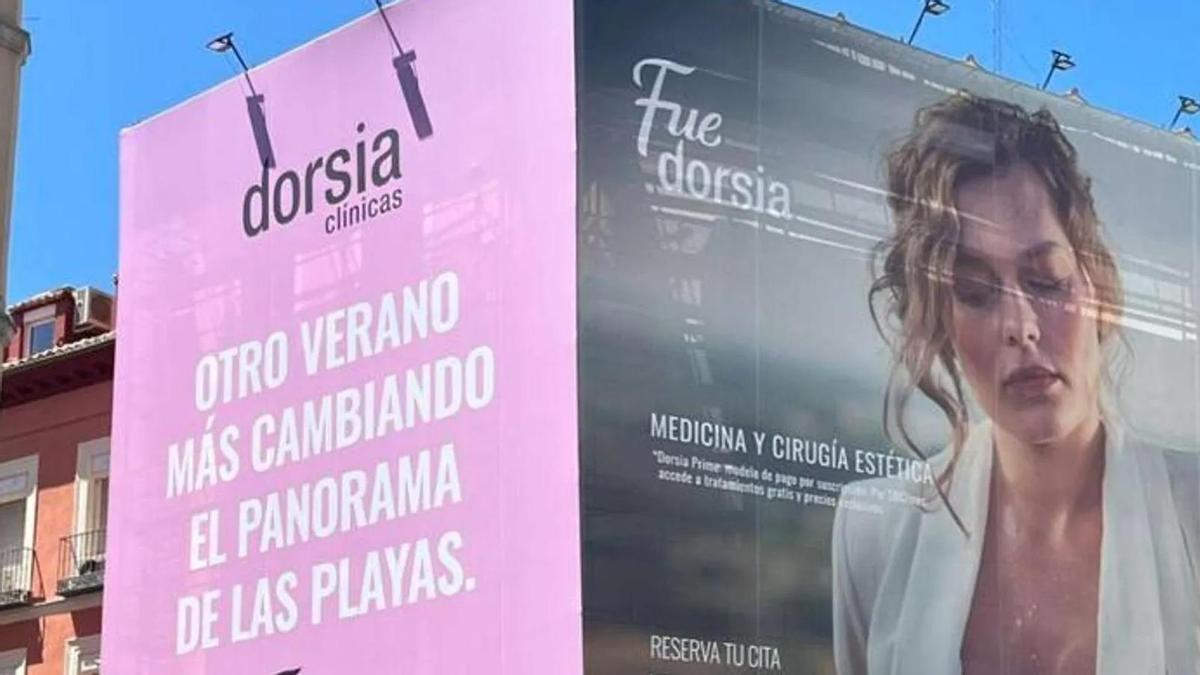 Las redes obligan a retirar una lona que promociona el aumento de pecho  para cambiar “el panorama de las playas” - Onda Vasca