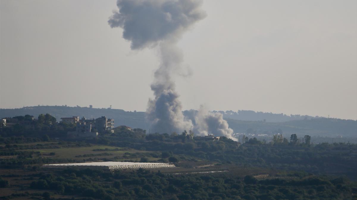 El humo se eleva tras un ataque aéreo israelí en Tayr Harfa.
