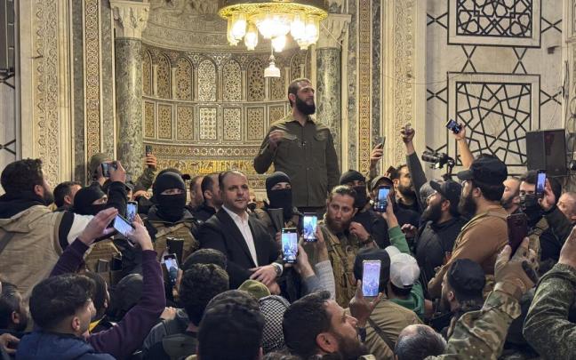 El líder del Organismo de Liberación del Levante (Hayat Tahrir al Sham o HTS, en árabe), Abu Mohamed al Jolani, en la histórica Gran Mezquita de los Omeyas en Damasco. / Yayha Nemar/EFE El líder del Organismo de Liberación del Levante (Hayat Tahrir al Sham o HTS, en árabe), Abu Mohamed al Jolani, en la histórica Gran Mezquita de los Omeyas en Damasco.