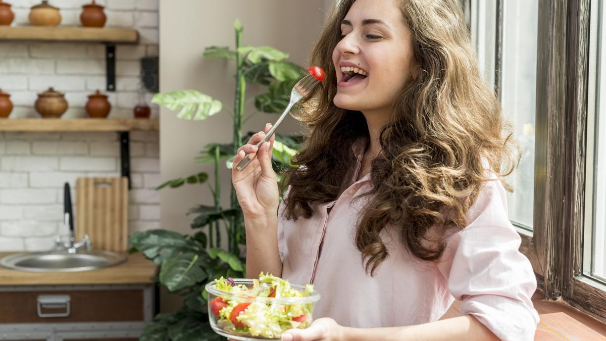 A través de la alimentación se puede obtener una serie de nutrientes beneficiosos para el pelo.