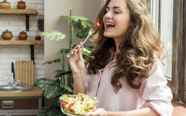 A través de la alimentación se puede obtener una serie de nutrientes beneficiosos para el pelo. / Freepik A través de la alimentación se puede obtener una serie de nutrientes beneficiosos para el pelo.