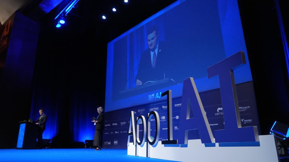 Mikel Jauregi durante su disertación en el Congreso de la Inteligencia Artificial Aplicada.