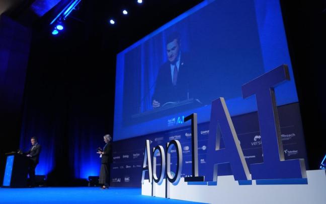 Mikel Jauregi durante su disertación en el Congreso de la Inteligencia Artificial Aplicada.