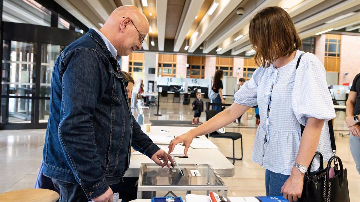 Imagen de un colegio electoral francés en plenas elecciones legislativas