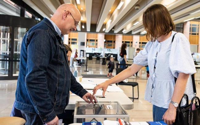 Imagen de un colegio electoral francés en plenas elecciones legislativas