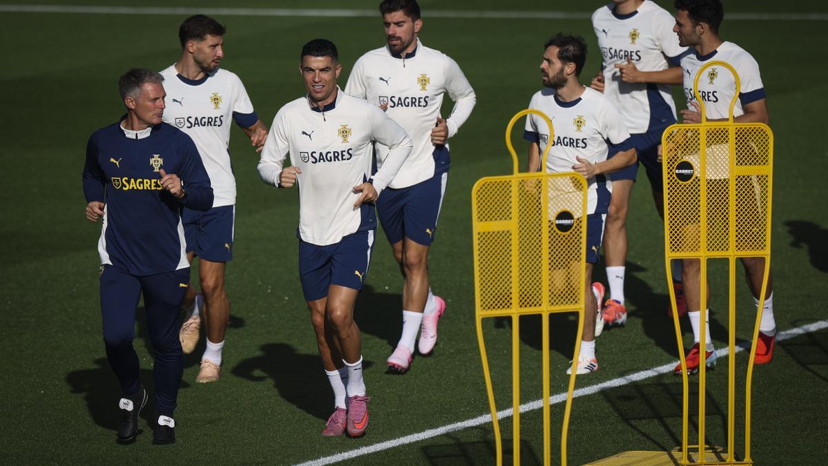 Cristiano Ronaldo se ejercita junto a sus compañeros de la selección portuguesa.
