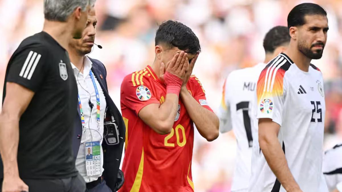 Pedri González se lamenta mientras sale del campo lesionado en el partido contra Alemania