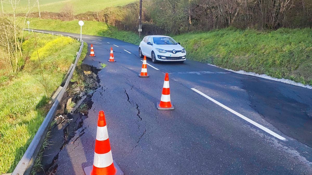 Vista de uno de los puntos de la carretera aquejado por graves problemas de estabilidad.