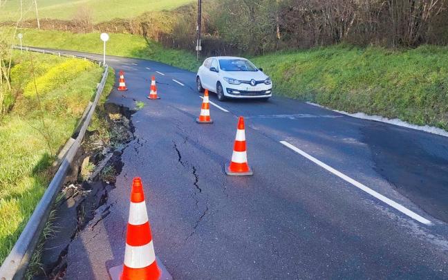 Vista de uno de los puntos de la carretera aquejado por graves problemas de estabilidad.