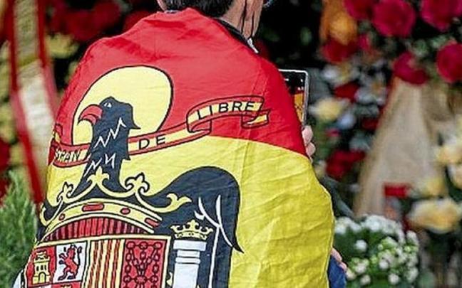 Un nostálgico del franquismo, ante la tumba del dictador. | FOTO: E. P.