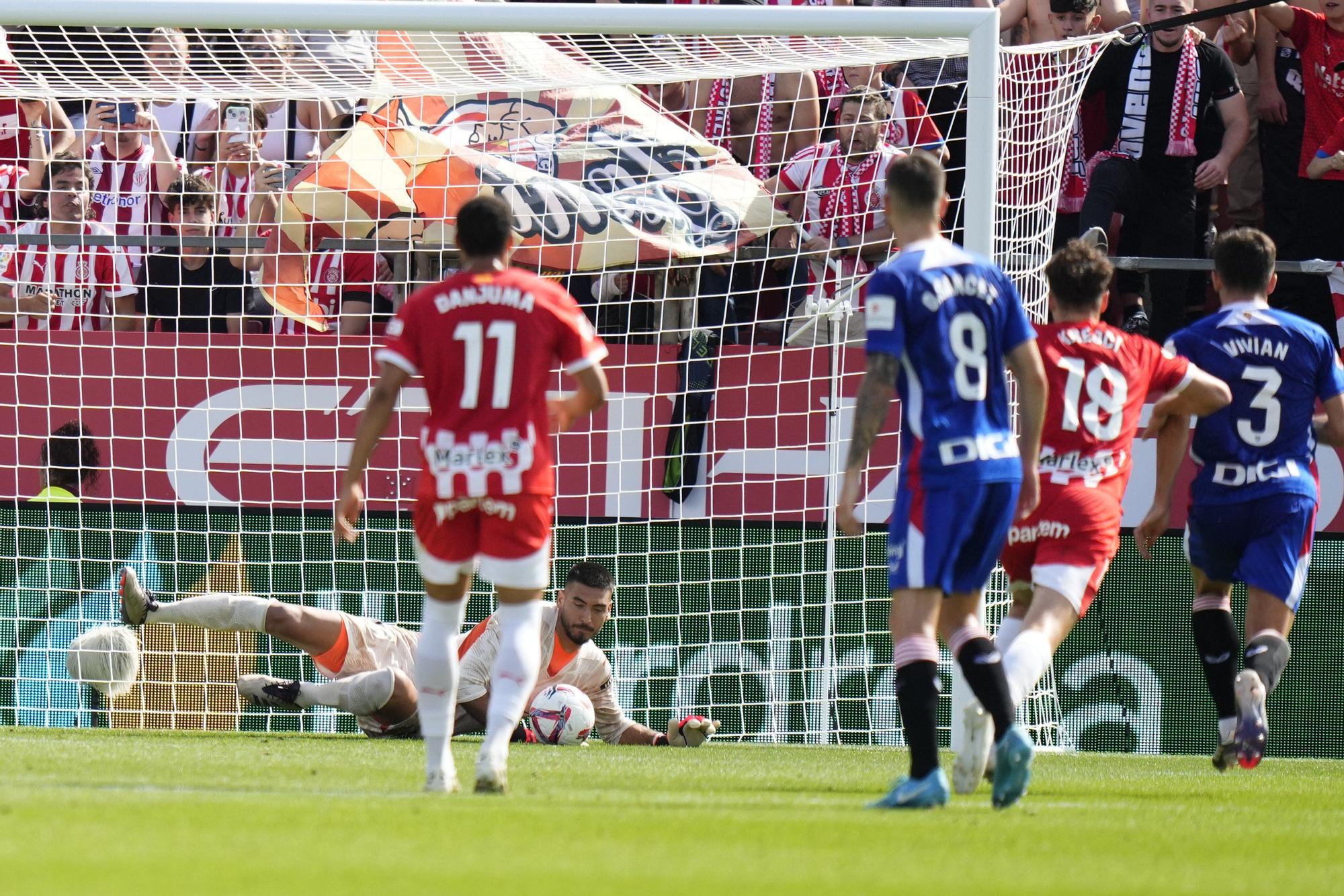 Instante en el que Gazzaniga detiene el penalti lanzado por Berenguer