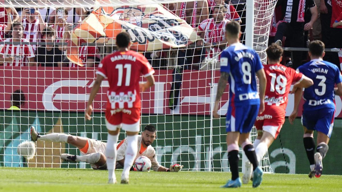 Instante en el que Gazzaniga detiene el penalti lanzado por Berenguer