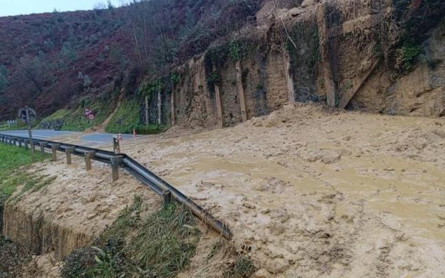 Imagen del corrimiento de tierras que ha obligado a cortar la BI-3447. / URDAKI-BAONZA