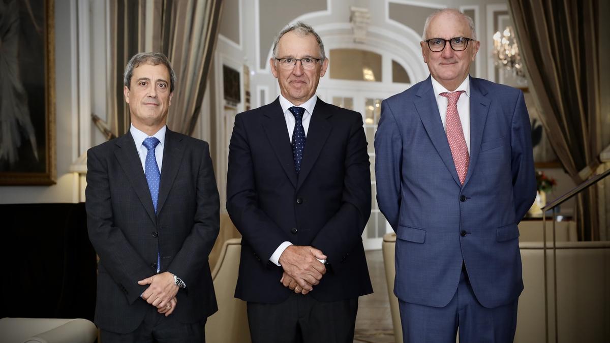 Andrés ArIzkorreta (d), junto a José Galíndez (c) y Luis Rodríguez Llopis (i).