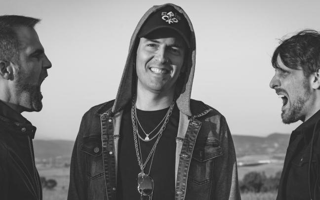 Los tres miembros del grupo, con Zarzosa en el centro.