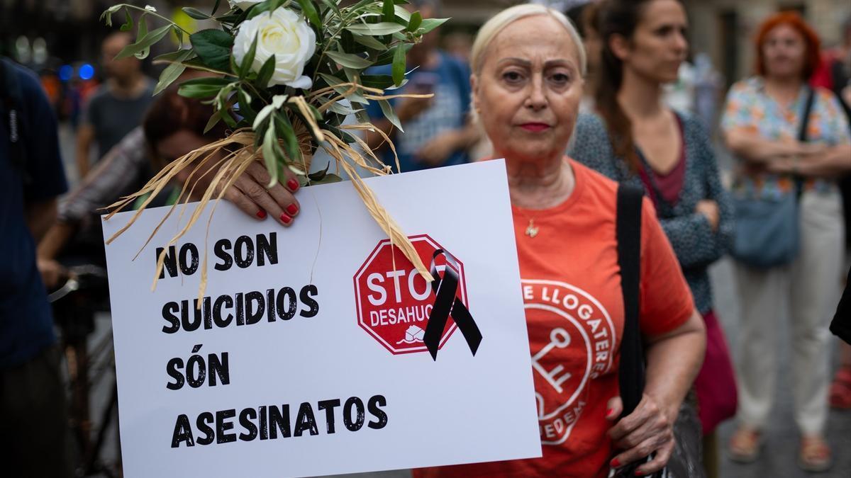 Decenas de personas durante una movilización por el suicidio de dos hermanas horas antes de ser desahuciadas. Julio de 2024, Barcelona.