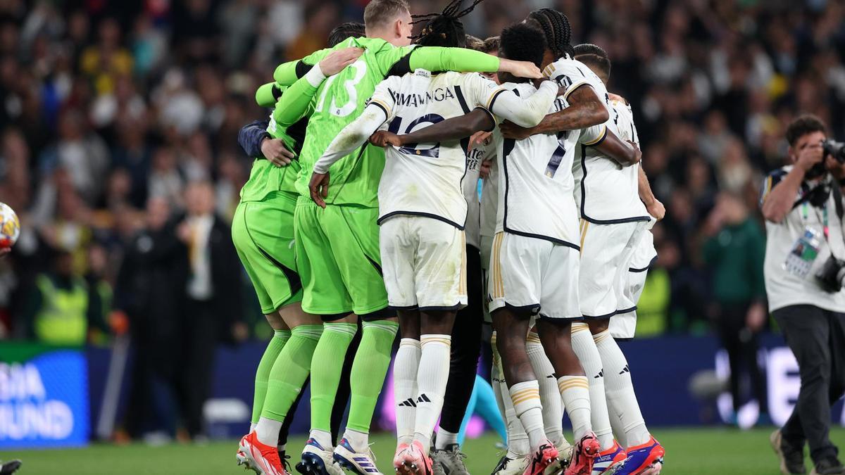 Los jugadores del Real Madrid celebran el título de la Champions.