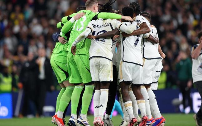 Los jugadores del Real Madrid celebran el título de la Champions.