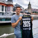Xavi Rabaseda seguirá en el Surne Bilbao basket hasta 2025.