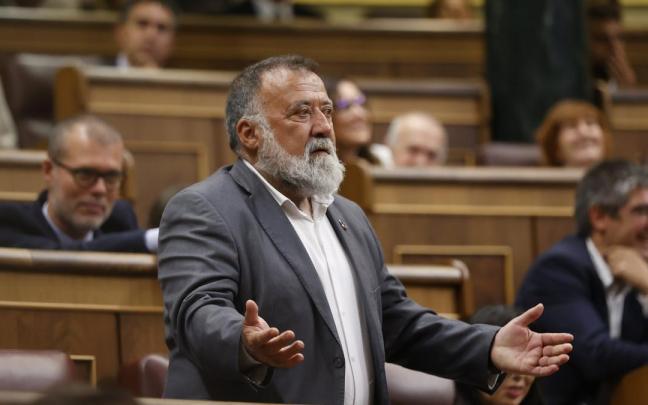 El diputado del PSOE por Teruel Herminio Rufino Sancho Íñiguez, tras equivocarse durante la votación.