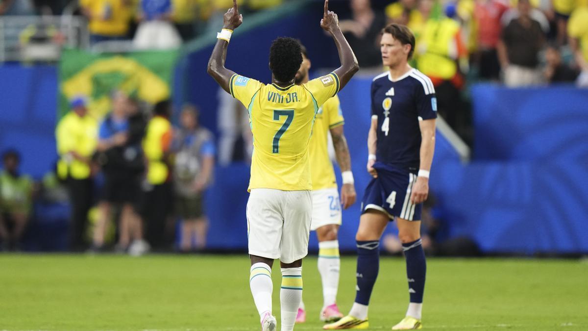 Vinícius celebra uno de sus goles ante Escocia.