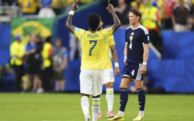 Vinícius celebra uno de sus goles ante Escocia.