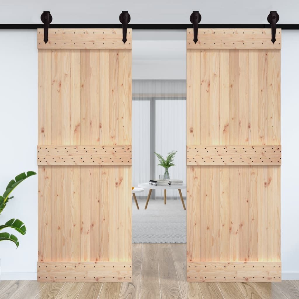 Original puerta de doble hoja en madera maciza de pino.