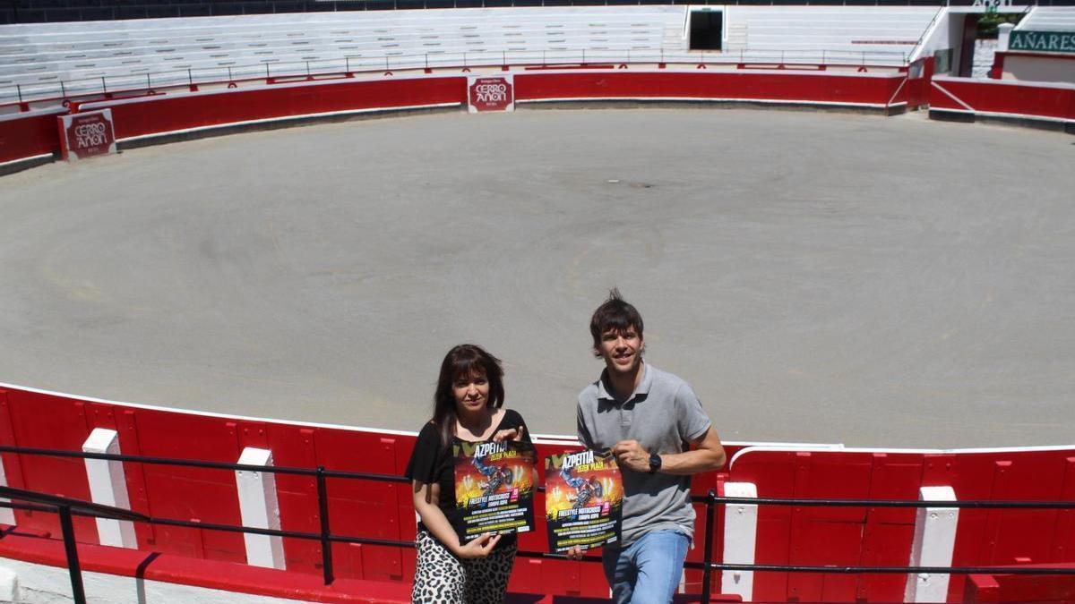 Representantes del Ayuntamiento de Azpeitia y Gestevent, presentando el festival en el escenario que le servirá de marco