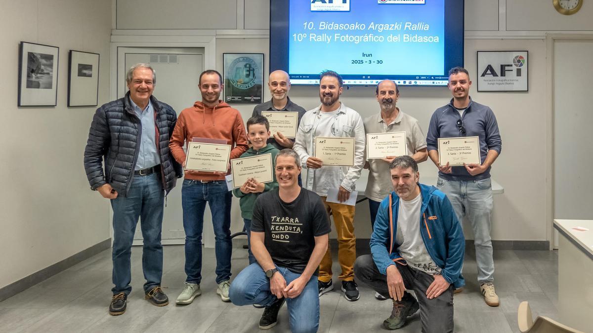 Foto de la entrega de premios del 10º Rally Fotográfico del Bidasoa, que tuvo lugar el pasado viernes en el local de la AFI.