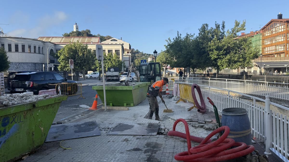 Vista de las obras para la instalación de un cargador eléctrico que se están llevando a cabo en la zona de Ibaiondo..