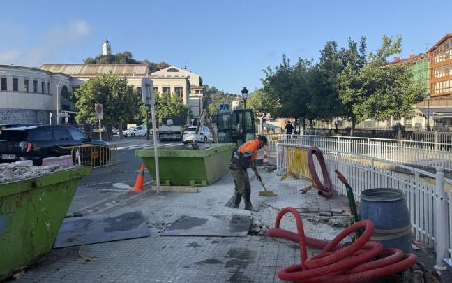 Vista de las obras para la instalación de un cargador eléctrico que se están llevando a cabo en la zona de Ibaiondo..