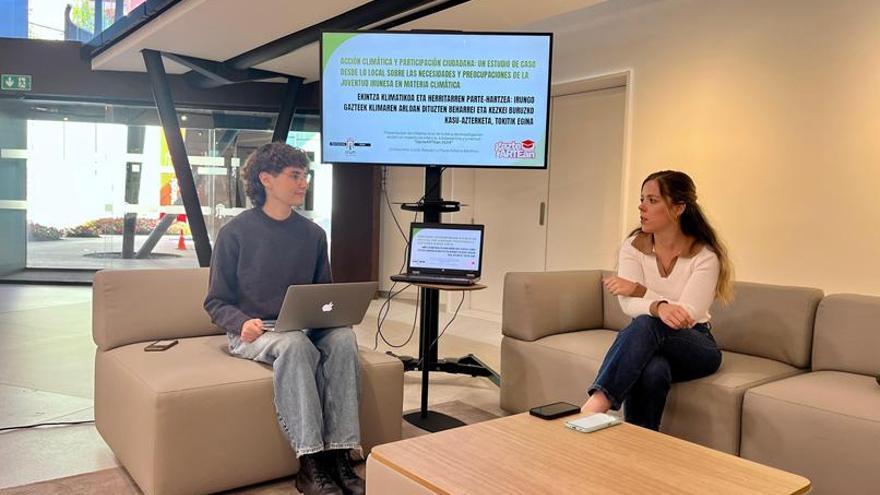 Constantino Lucas-Baquero Coronado y la delegada de Juventud, Sandra Caballero.