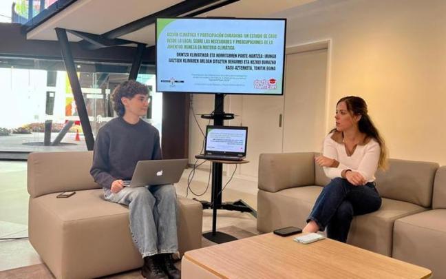 Constantino Lucas-Baquero Coronado y la delegada de Juventud, Sandra Caballero.