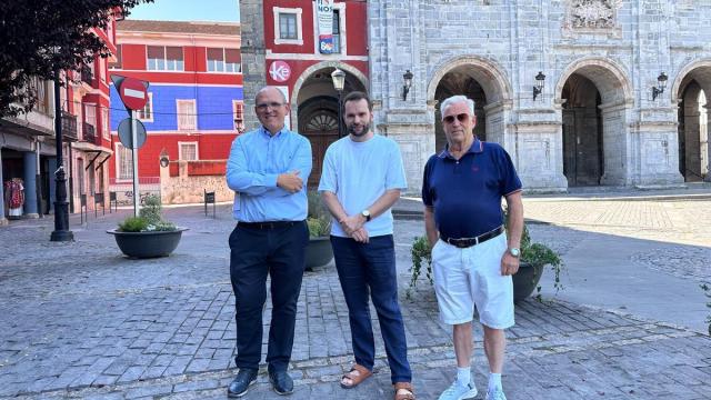 El alcalde de Orduña, en el centro, con el Director General de la BOS y un directivo de la Banda Santa Cecilia