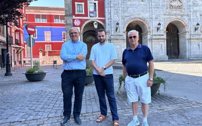 El alcalde de Orduña, en el centro, con el Director General de la BOS y un directivo de la Banda Santa Cecilia