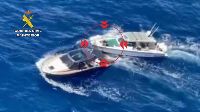 El ladrón de un barco de un millón de euros en Mallorca embiste a la Guardia Civil durante una persecución hasta Ibiza.