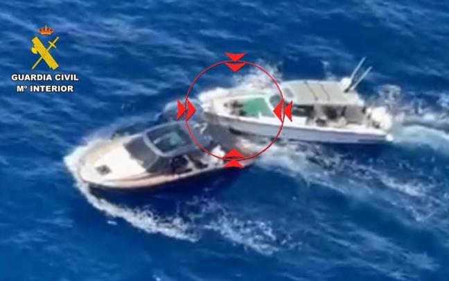 El ladrón de un barco de un millón de euros en Mallorca embiste a la Guardia Civil durante una persecución hasta Ibiza.