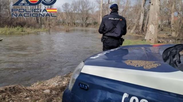 Un agente de policía en el lugar de los hechos