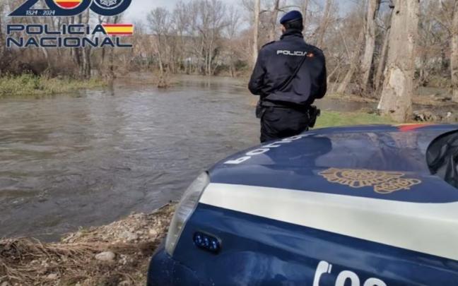 Un agente de policía en el lugar de los hechos
