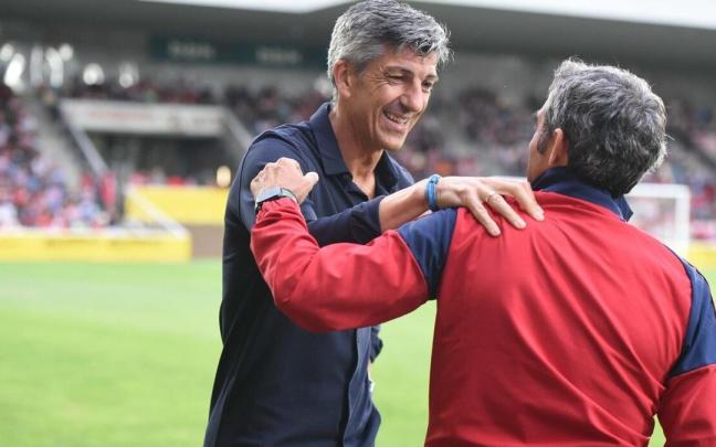 Imanol saluda a Valverde, de espaldas, en los prolegómenos del derbi veraniego celebrado en Barakaldo. JOSE MARI MARTINEZ