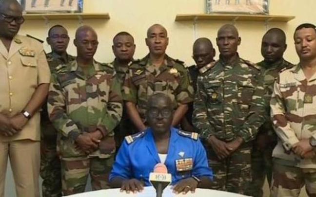 Un grupo de militares agrupados en el autodenominada Consejo Nacional para la Salvaguardia de la Patria han anunciado en televisión el golpe de estado. Un grupo de militares agrupados en el autodenominada Consejo Nacional para la Salvaguardia de la Patria han anunciado en televisión el golpe de estado.