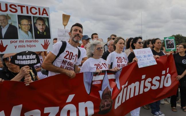 La úndécima manifestación contra el presidente de la Generalitat, Carlos Mazón, por su gestión de la dana a su paso por la ciudad de València