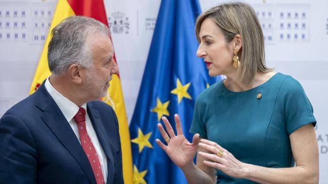 El ministro de Política Territorial y Memoria Democrática, Ángel Víctor Torres, junto a la consejera de Gobernanza, Administración Digital y Autogobierno del Gobierno Vasco, Maria Ubarretxena, durante una Comisión Mixta de Tr