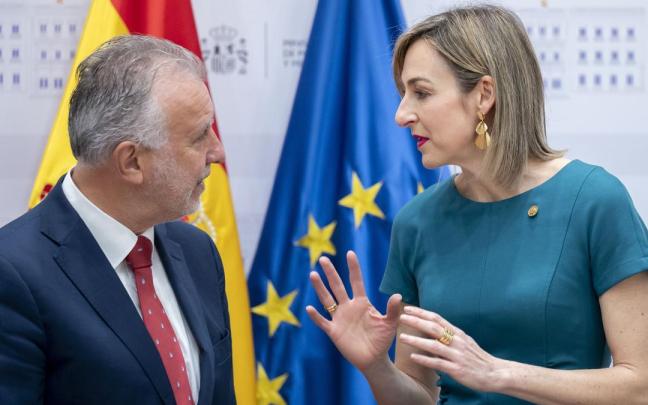 El ministro de Política Territorial y Memoria Democrática, Ángel Víctor Torres, junto a la consejera de Gobernanza, Administración Digital y Autogobierno del Gobierno Vasco, Maria Ubarretxena, durante una Comisión Mixta de Tr
