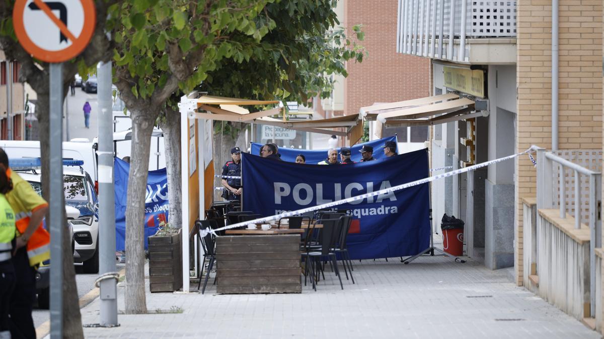 La zona de Montgat (Barcelona) en la que ha ocurrido el tiroteo, cerrada por los Mossos.