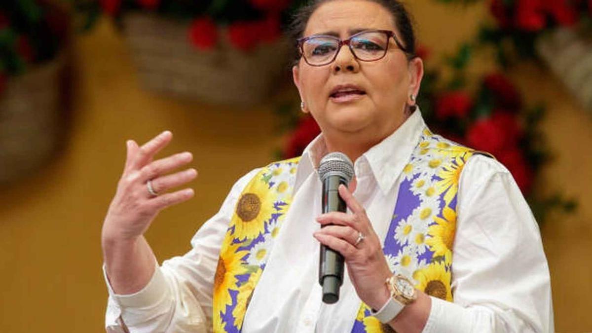 La cantante María del Monte