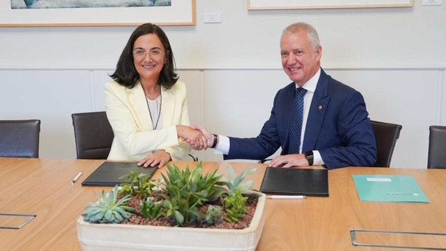 La presidenta de la Red CRUSOE y rectora de la Universidad de Cantabria (UC), Conchi López, y el presidente ejecutivo de la Fundación eAtlantic, Iñigo Urkullu, han firmado el acuerdo.
