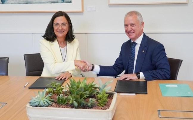 La presidenta de la Red CRUSOE y rectora de la Universidad de Cantabria (UC), Conchi López, y el presidente ejecutivo de la Fundación eAtlantic, Iñigo Urkullu, han firmado el acuerdo.