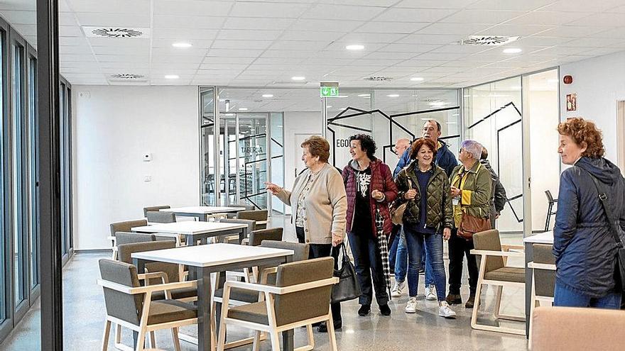 Herritar talde bat eraikina ezagutzen.